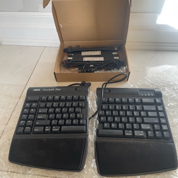 kinesis Other - Kinesis Freestyle2 Blue for Mac Bluetooth
Keyboard including ergonomic pads